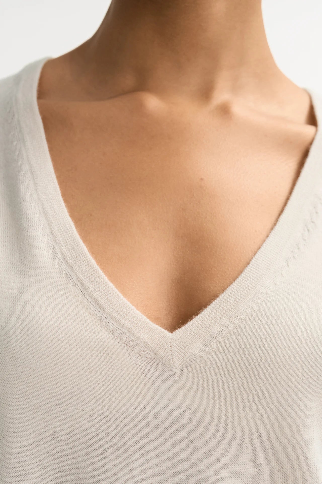 Featherlight V-neck - Chalk