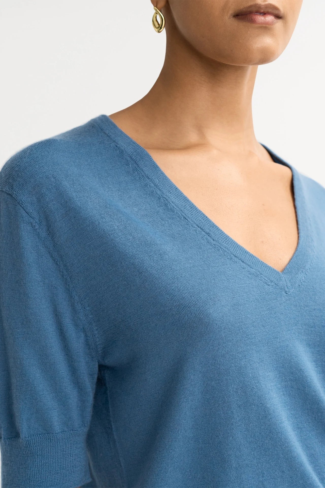 Featherlight V-neck - Azure